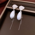 Detalle de pendientes de rosa de malla con perlas de gota y cadenas de borlas plateadas - Borla de Perla de Flor de Rosa (Plata) / Plata (Flor de Gota de Agua)