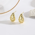 Dettaglio di orecchini a goccia dorati con cuori traforati e pietre di zircone bianco - Stile Cuore Dorato (ZYN-DME569G)