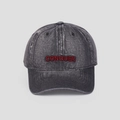 Dettaglio del ricamo rosso CONQUER su un cappellino da baseball in denim grigio lavato - M (56-58cm) / Grigio