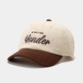 Detalle de la textura de pana y el bordado en la gorra de béisbol bicolor - Ajustable / Beige/Marrón