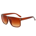 Lunettes de soleil carrées vintage oversize couleur thé avec rivets argentés sur fond blanc - Monture Thé Double Thé