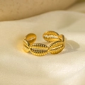 Vue macro de la texture coquillage dorée sur la bague ajustable en acier inoxydable - Bague Ouverte Coquillages Liés (QYF176) / Or