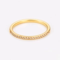 Detalle de un anillo fino dorado con elegante pavé de circonitas y acabado pulido brillante - US 6 / Dorado