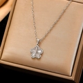 Silberne Blumenkette mit Diamanten auf einer champagnerfarbenen Seidenschmuckschatulle - Weiß K Blume 12156