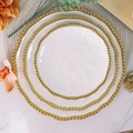 Set de trois assiettes en céramique blanche avec bordure perlée dorée sur marbre - Assiette Ronde à Bordure Perlée Dorée 7.75 Pouces