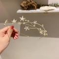 Elegante cerchietto a stella dorato con strass e perle su una base in filo metallico a strati - Stella di Strass Oro