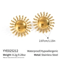 Dettaglio macro di orecchini a bottone a raggi solari placcati in oro 18K da 2,87 cm - Stile Raggi di Sole (YYE025212)