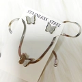 Detailansicht des silbernen Edelstahl-Schmucksets mit Schmetterling und Glitzereffekt - Silber Schmetterling