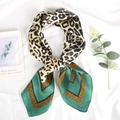 Foulard en soie pour femme avec imprimé léopard vert et motifs géométriques élégants - 70x70cm / Imprimé Léopard Vert