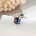 Pendiente de plata con gema multicolor púrpura y azul en engaste de 4 garras de moda - Púrpura (Pieza Única)