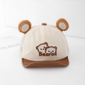 Dettaglio del cappellino estivo bimbo con rete traspirante e ricamo a forma di orso - 48cm (6-20 Mesi) / Cachi Scuro