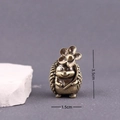 Statuina di riccio vintage in ottone con fiore, ornamento artigianale in rame da 3,5 cm - Riccio con Fiore