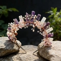 Handgemaakte kroon hoofdband met roze kristallen en bloemen op een natuursteen - Amethist + Iriserend Wit Kristal + Strassbloem
