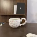 Mug en céramique fait main avec motifs de cœurs roses et texture ondulée irrégulière - Cœurs et Pois Tasse Unique / Tasse Unique