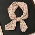 Foulard en coton et lin beige avec motif floral rouge noué en forme de noeud - 55x55cm / Sophora Pleureur Rose