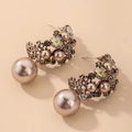 Detalle macro de pendientes vintage con perlas champán y cristales brillantes - Estilo Floral Vintage Café (Pin de Plata 925)
