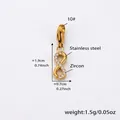 Detailansicht des Unendlichkeit-Anhängers mit Zirkonias und Karabinerverschluss - Zirkon Unendlichkeit Anhänger / Goldene Unendlichkeit Zirkon