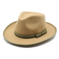 Dettaglio cappello fedora in lana cammello con nastro a righe verdi e fibbia dorata - M (56-58cm) / Cammello