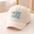 Detail-Stickerei von Today Smile Text und gelbem Gesicht auf cremefarbener Baumwollkappe - 52cm / Beige