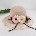 Détail d'un chapeau de paille rose avec de grandes marguerites et bords ondulés - M (56-58cm) avec Corde Coupe-vent / Rose Clair