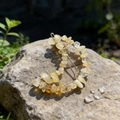 Detalle de pinza para el pelo de luna con cristales amarillos sobre una piedra gris - Citrino