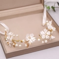 Diadema nupcial con margaritas blancas, perlas y cristales en una elegante caja de regalo - Versión Perla Blanca