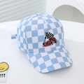 Dettaglio del cappellino a scacchi con ricamo bandiera da corsa e motivo blu - 52CM(2-6 Anni) / Scacchiera Blu e Bianca
