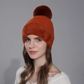Bonnet d'hiver tricoté rouge orange avec grand pompon en fausse fourrure et cache-oreilles - Couleur caramel