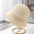Detalle de gorro de pescador en punto beige con delicados patrones florales calados - Talla única / Beige