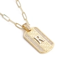 Gros plan du pendentif doré avec lettre R, surface texturée et bordure en cristaux - Lettre R