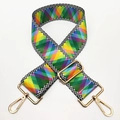 Detail eines verstellbaren Regenbogen-Taschengurts mit goldenen Metall-Karabinern - Regenbogen Rhombus Goldene Schnalle