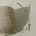 Serre-tête ondulé élégant en métal doré au design zigzag minimaliste sur fond clair épuré - Petite Vague Large / Doré
