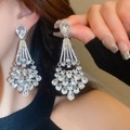 Détails macro de boucles d'oreilles argentées luxueuses avec cristaux en cascade - 52# Pampille de Pendentif Multi-Couches Argent (HE3995)