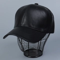 Détail de la casquette de baseball en cuir PU noir montrant le grain fin et les coutures - M (56-58cm) / Noir