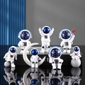 Set di 6 statuette di astronauti in bianco e blu, seduti sulla luna con stelle - Set da 7 Pezzi Cielo Stellato Versione Ascolto