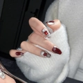 Uñas postizas ojo de gato rojas con textura plateada y rubíes sobre un fondo acogedor - XS / Rojo Vino Decorado (1246-Trapecio Corto)