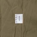 Détail de l'étiquette d'entretien 100 % coton sur un tissu de couleur vert olive - Style 100% Coton