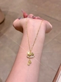 Dettaglio della collana con ciondolo a cavallo a dondolo dorato e zirconi scintillanti - Oro