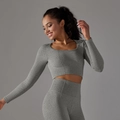 Detail van de rekbare naadloze ribgebreide textuur op de crop top met lange mouwen - S / Grijs