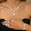 Vue détaillée d'une parure de mariée avec cristaux goutte d'eau sur collier et boucles - Set de 4 pièces / Argent
