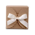 Quadratische Geschenkbox aus braunem Kraftpapier mit weißer Schleife und Wellenrand - Originalfarbe