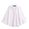 Dettaglio in piano della camicia in lino bianca con scollo a V, maniche ampie e bottoni oro - S / Bianco