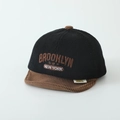 Dettaglio del tessuto a coste e ricamo Brooklyn su cappello bicolore per bambini - 50cm (1-3 anni) / Stile Brooklyn / Nero
