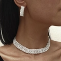 Elegantes silbernes Brautschmuck-Set mit Zirkonia-Halskette und Ohrringen an einem Model - DTN14026923S-Silber Mehrreihiger Strass
