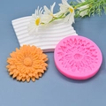 Sonnenblumen-Silikonform in Rosa mit orangefarbenen Harzblüten für DIY-Backen und Deko - Rosa Sonnenblumenform
