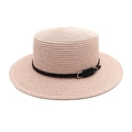 Détail du chapeau de paille rose avec tissage fin et ruban en cuir noir à boucle argentée - M(56-58cm) / Rose Clair