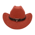 Detailansicht roter Cowboyhut mit ethnischem Band und silbernem Stierschädel - Rostrot
