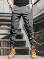 Detail der dunkelgrauen Cargohose mit Seitentaschen und elastischen Bündchen am Model - S / Dunkelgrau