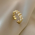 Goldener Blattranken-Ring mit klaren Zirkonia auf edlem taupefarbenem Seidenstoff - Gold Blatt Stil (J469)