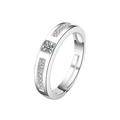 Detalle macro de anillo plateado con circón de corte princesa y piedras pavé - Abierto Ajustable / Estilo con piedra principal cuadrada (J492)